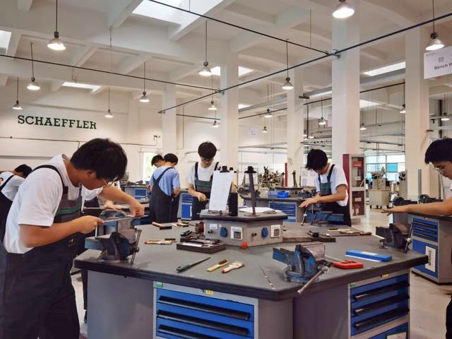 丁亮 践行探索育人新模式 丁亮 践行探索育人新模式